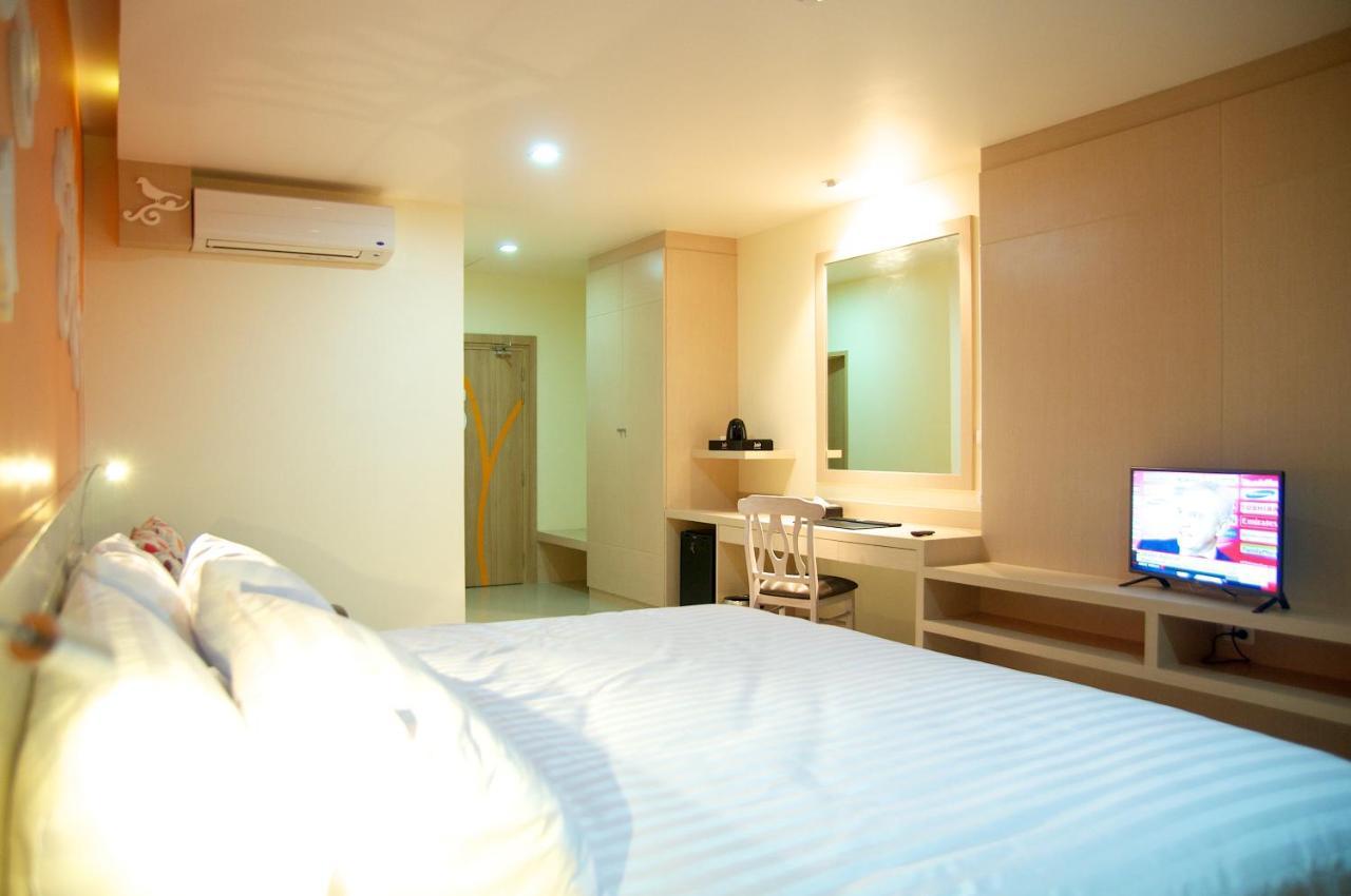 Jolly Suites&Spa Petkasem Haōhng Khēm Esterno foto
