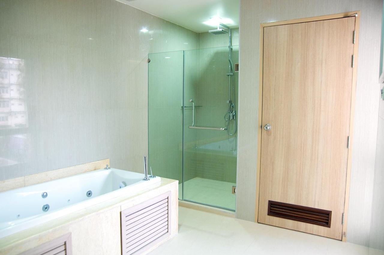 Jolly Suites&Spa Petkasem Haōhng Khēm Esterno foto