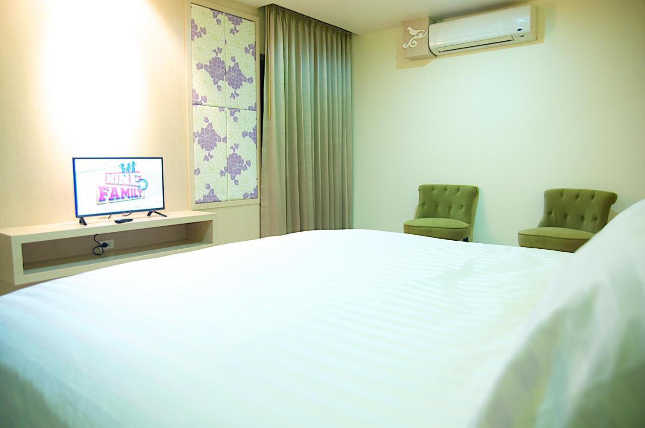 Jolly Suites&Spa Petkasem Haōhng Khēm Esterno foto